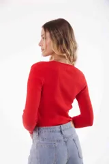 Sweater rojo de tejido de punto acanalado, corte ajustado y mangas largas.