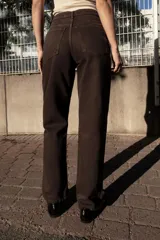 Jeans de tiro alto con corte mom fit, cinco bolsillos y cierre frontal con cremallera y botón metálico.