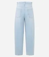Pantalón de jean con corte new carrot, de cintura alta y estructura firme. Presenta un diseño con volumen en la cadera que se afina hacia el bajo, con bolsillos funcionales y costuras visibles.