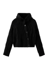 Chaqueta de punto negra con capucha, manga larga y cierre frontal de botones.