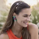 Aros colgantes con forma de flor, con pétalos de tela verde y centro con strass de colores.