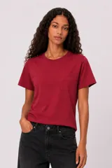Remera de manga corta color bordó, de algodón, corte holgado con cuello redondo a la base y un bolsillo aplicado en el pecho.