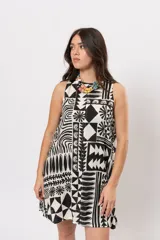 Vestido corto sin mangas con silueta acampanada y cuello cerrado, con estampado geométrico en blanco y negro.