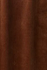 Pantalón de pana color marrón, con cintura clásica, cierre de botón, bolsillos laterales y bolsillos traseros insertados. Presenta un corte relajado.