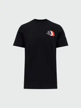 Remera de algodón color negro, de corte clásico y manga corta, con parche bordado del logo de la marca en el pecho en colores tricolores.