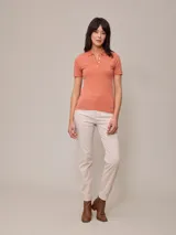 Polo blanco de algodón con elastano, de corte ajustado y mangas cortas.