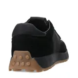 Championes urbanos blancos con detalles en gamuza gris y suela de goma color caramelo.