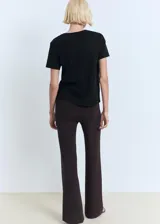 Camiseta de algodón de gramaje medio, con cuello redondo y manga corta, de corte regular y diseño recto.