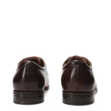 Zapato de vestir tipo oxford para hombre, confeccionado en cuero color marrón con acabado degradado en la puntera. Presenta cierre mediante cordones y costuras decorativas en los laterales.
