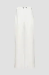 Pantalón de corte recto y tiro medio color blanco, confeccionado en crepé. Cuenta con trabillas en la cintura y cierre frontal adornado con dos botones joya.