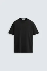 Camiseta negra de corte regular fit, con cuello redondo y manga corta.
