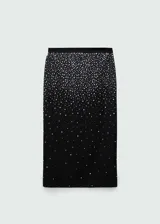 Falda midi de corte recto en color negro, confeccionada con detalle de strass brillante distribuido por toda la prenda. Presenta tiro medio y cintura con elástico para mayor comodidad.