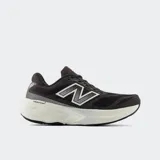 Championes de running New Balance modelo Fresh Foam X 880, diseñados con una parte superior de malla transpirable y estructurada en color negro. Cuentan con una entresuela de espuma Fresh Foam X que proporciona una amortiguación superior y el icónico logo de la marca en los laterales.