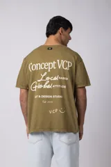 Remera de algodón con efecto lavado gastado, cuello redondo y mangas cortas. Presenta estampados minimalistas en el frente con el logo de la marca y la frase 'Local Based, Global Attitude'.