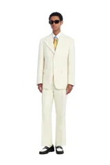Pantalón relaxed fit confeccionado en mezcla de lino y lana, de corte recto con pinzas delanteras y bolsillos de vivo en la parte posterior. Cuenta con cierre frontal con cremallera y botón oculto.