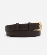 Cinturón femenino de ancho medio confeccionado en cuero, con diseño elegante y versátil. Presenta una hebilla metálica cepillada de formato redondeado, doble pasador y punta ligeramente afilada.