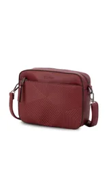 Bandolera color bordó con diseño texturizado geométrico en el frente, bolsillo frontal con cierre, bolsillo trasero con cierre y compartimento principal con divisiones. Incluye correa extensible.