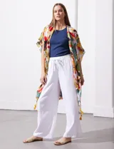 Kimono tejido con mangas amplias japonesas y terminación de ruedo con borlas.