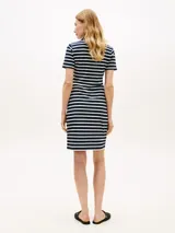 Vestido tipo chomba de Tommy Hilfiger, con diseño a rayas horizontales en azul marino y blanco, corte slim, cuello polo con escote en V pronunciado y mangas cortas.