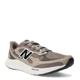 Championes urbanos New Balance con tecnología Fresh Foam en la entresuela. Presentan un diseño en tonos marrones y beige con malla transpirable y refuerzos sintéticos, destacando el logo 'N' en color negro en el lateral.