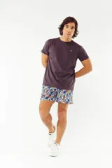 Short de baño azul con franjas horizontales en celeste y azul claro. Cuenta con cintura elástica ajustable con cordón, dos bolsillos laterales y uno trasero.