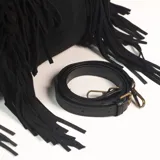 Cartera de hombro color negro, confeccionada en gamuza, con diseño decorado con flecos largos en los laterales y el frente. Incluye una correa larga extraíble y ajustable.