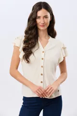 Camisa de lino y viscosa color beige, con cuello mao, escote en V y botones frontales de madera. Presenta mangas cortas con volados delicados.