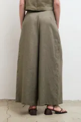 Pantalón blanco de lino, de corte palazzo, tiro alto y pierna ancha.