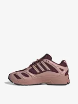 Championes Adidas Adistar Mld W de color bordó, con detalles metalizados y base de malla perforada transpirable. Inspirados en el running clásico, cuentan con mediasuela con amortiguación y las clásicas tres bandas de la marca.