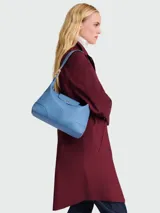 Cartera de hombro Longchamp modelo Le Pliage Xtra L, confeccionada en cuero de alta calidad en color azul. Presenta una solapa frontal con cierre de botón a presión metálico y una correa de hombro con detalles de cadena dorada.