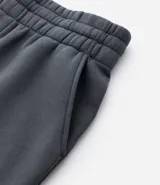 Pantalón jogger de algodón con felpa, color beige, con cintura elástica, cordón ajustable y puños elásticos en los tobillos. Cuenta con bolsillos laterales y un bolsillo posterior.