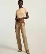 Blusa básica de viscosa color marrón, con cuello redondo y mangas cortas con dobladillo.