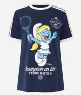 Remera azul marino de algodón con cuello redondo y mangas cortas con rayas blancas en los hombros. Estampado frontal de la Pitufina jugando al tenis.