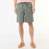 Bermuda chino color verde militar, de corte clásico con bolsillos laterales y cintura ajustable con cordón.