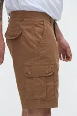 Bermuda cargo de gabardina color tostado, con bolsillos laterales y bolsillos cargo con solapa en las piernas. Calce relajado.