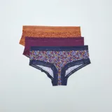 Pack de tres culottes de microfibra con cintura de encaje: uno color naranja con estampado de lunares negros, uno color borgoña liso y uno color azul con estampado floral multicolor.
