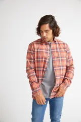 Camisa de viyela a cuadros color ladrillo, azul y blanco, de corte slim fit, manga larga, con bolsillo en el pecho y logo bordado.