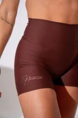 Calza corta deportiva de tiro alto en color marrón, confeccionada en tejido elástico con ajuste ceñido al cuerpo.