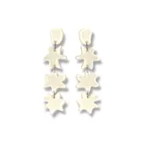 Aros colgantes azules con diseño de estrellas y forma irregular.