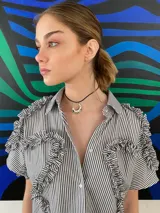 Collar tipo choker con cordón negro y dije de luna creciente con detalles de pequeñas piedras incrustadas.