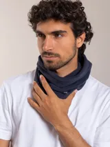 Cuello tipo bufanda tubular de polar azul marino con logo de la marca en etiqueta cosida.