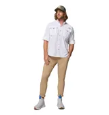 Camisa de manga larga blanca, de corte clásico, con cuello abotonado, cierre frontal con botones, dos bolsillos con cierre en el pecho, ventilación en la espalda y tecnología Omni-Shade UPF 50.