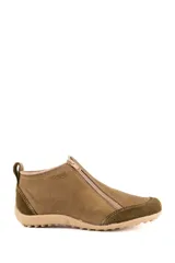 Zapato bajo de cuero color tostado con detalles en gamuza verde militar en la puntera y el talón. Cuenta con doble cierre frontal, tirador trasero y suela de goma estructurada.