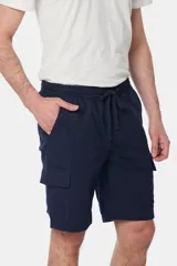 Bermuda cargo azul marino con bolsillos laterales en las piernas y diseño clásico.