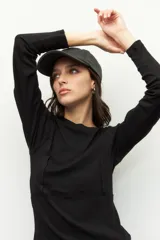 Remera gris de manga larga, corte ajustado y cuello redondo.