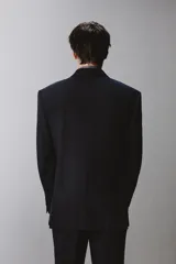 Blazer de corte regular confeccionada en tejido con lana. Presenta cuello con solapas de pico, cierre frontal de botonadura cruzada, bolsillos de vivo en el pecho y bolsillos con solapa en la cadera.