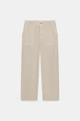 Pantalón de tiro medio con cintura elástica, pernera holgada y bolsillos de plastrón delanteros y traseros. Cuenta con cierre frontal de cremallera y botón.