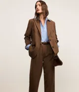 Pantalón recto de poliéster color marrón, con cintura alta de diseño sastre, pliegues delanteros y bolsillos laterales.