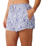 Short Rip Curl Party Wave Beach de color azul y blanco, con estampado de hojas y patrones abstractos, cintura elástica con cordón de ajuste y bolsillos laterales.