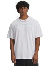 Remera de corte holgado en color blanco, con cuello redondo acanalado y estampado frontal que combina el logo de Under Armour, la palabra MANSORY y un emblema circular en tono turquesa.